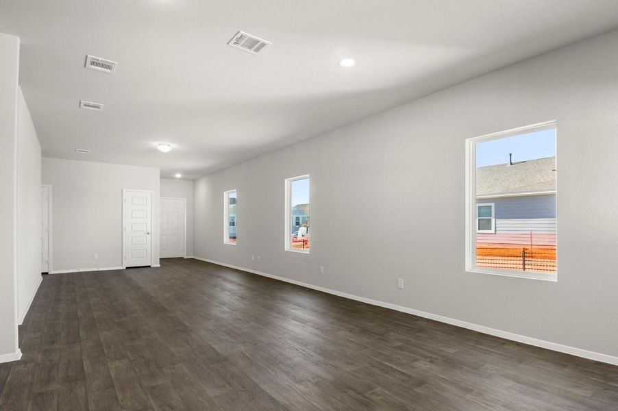 Spacious, unfurnished interior of a new home in Harvest Ridge, Elgin (Image 26).