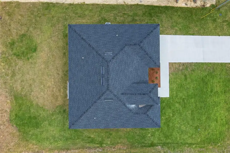 Exterior details and patio area of a home in , Dunnellon (Image 3).