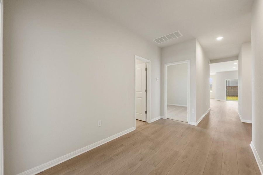 Photos are representative images and renderings for illustrative purposes only. Actual structural options and design images of the home may vary.