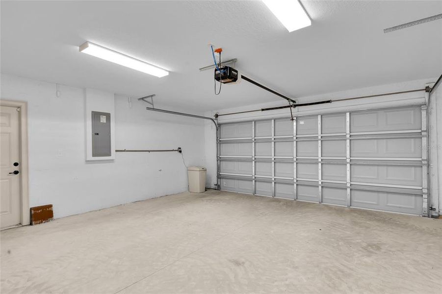 Spacious, unfurnished interior of a new home in , Ocala (Image 33).
