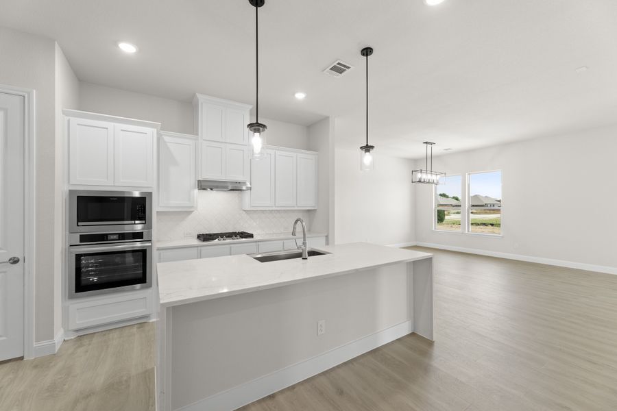 Representative furnished interior of a home built from the Cedarwood II by Sandlin Homes in Lakesong, Midlothian (Image 7).