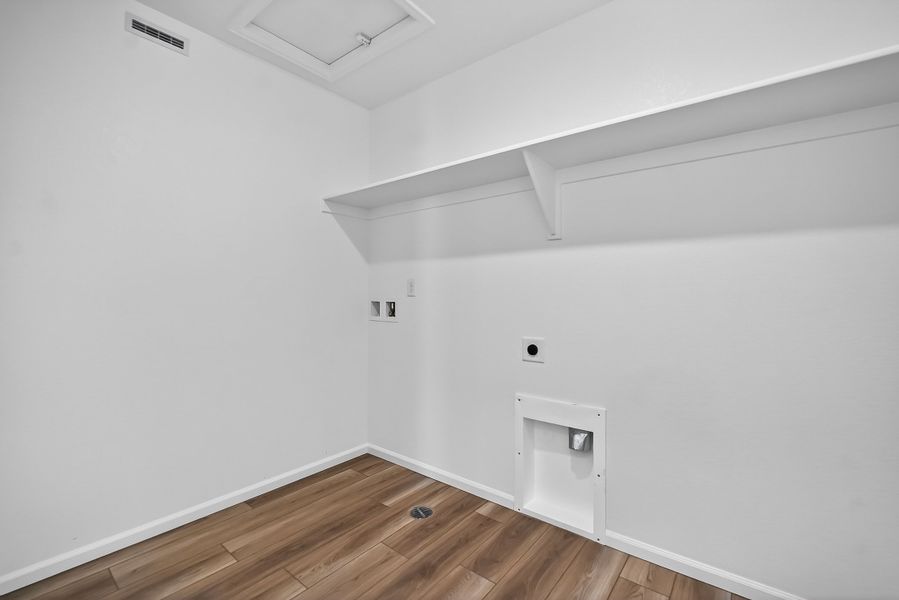 Spacious, unfurnished interior of a new home in Lake Bluff, Greeley (Image 17).