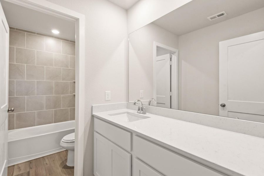 Furnished interior view inside a new home in Country Creek, Mont Belvieu (Image 10).