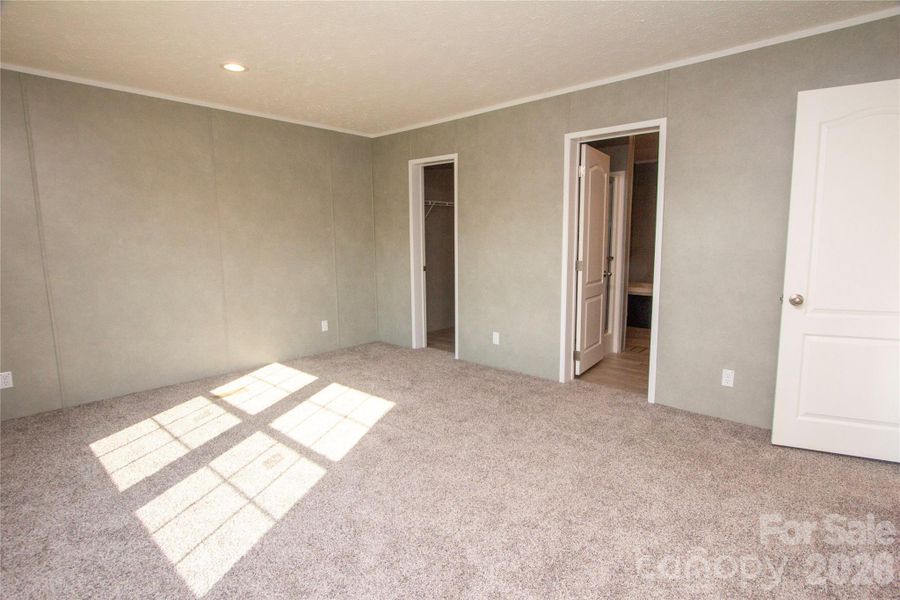 Primary Suite w/ Walk-in Closet