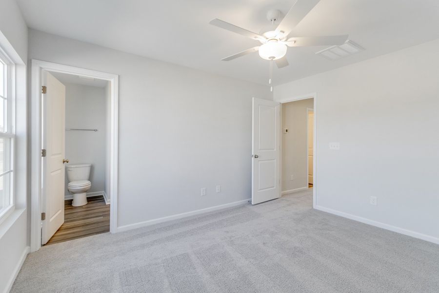Spacious, unfurnished interior of a new home in Astoria, Columbia (Image 24).