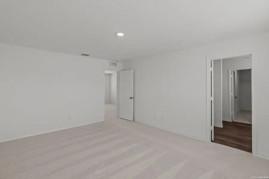Spacious, unfurnished interior of a new home in Cinco Lakes, San Antonio (Image 27).