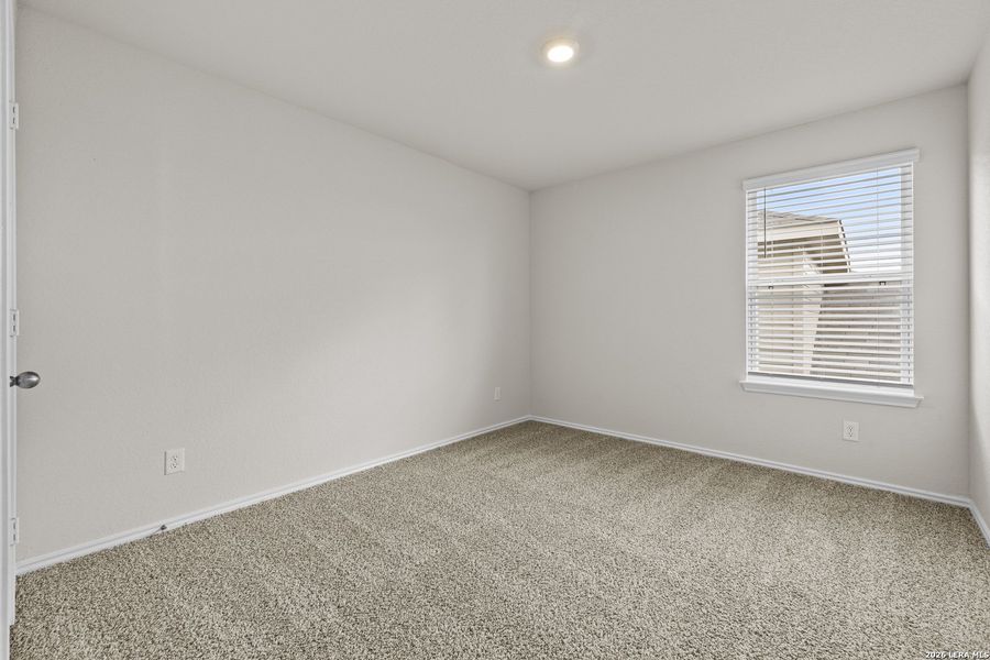 Spacious, unfurnished interior of a new home in Winding Creek, New Braunfels (Image 25).