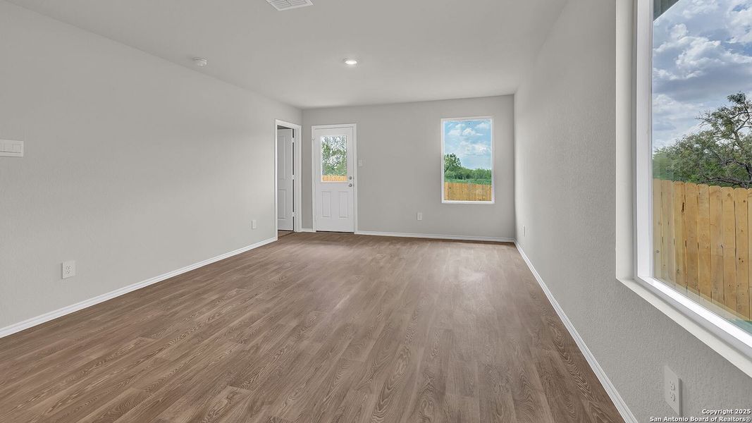 Spacious, unfurnished interior of a new home in Ladera, Luling (Image 14).