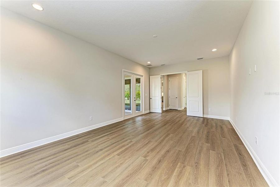 Spacious, unfurnished interior of a new home in Crestwood Estates, Valrico (Image 27).