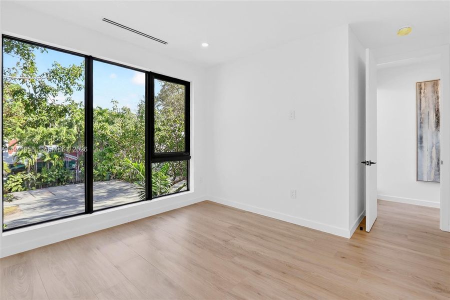 Spacious, unfurnished interior of a new home in , Miami (Image 21).