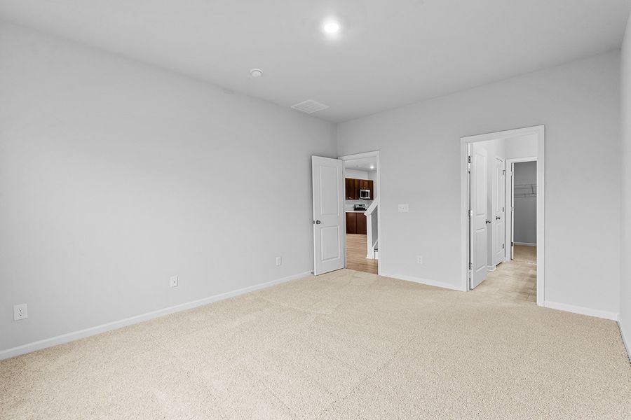 Spacious, unfurnished interior of a new home in Hanes Lake, Winston-Salem (Image 27).