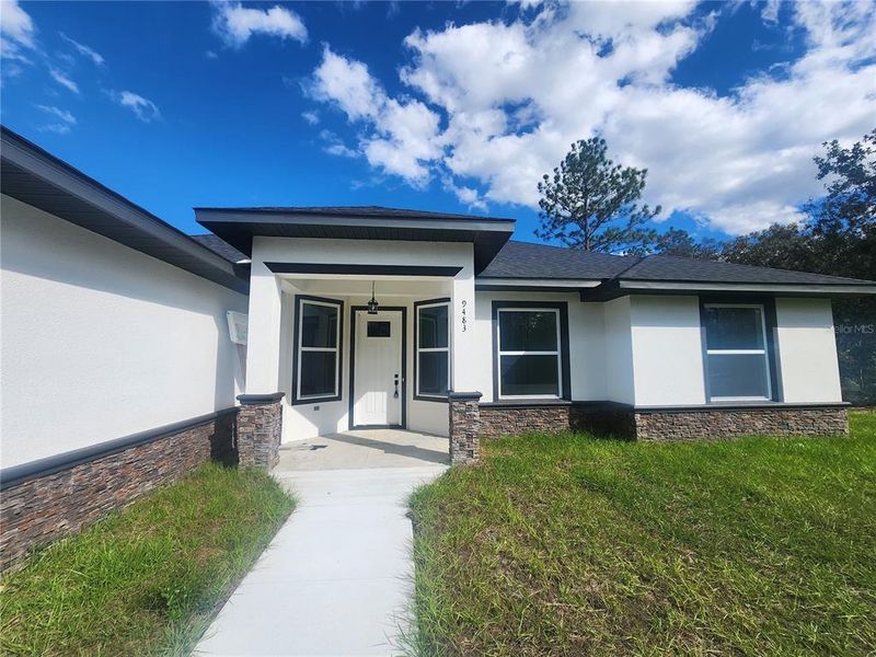 Exterior details and patio area of a home in , Dunnellon (Image 25).