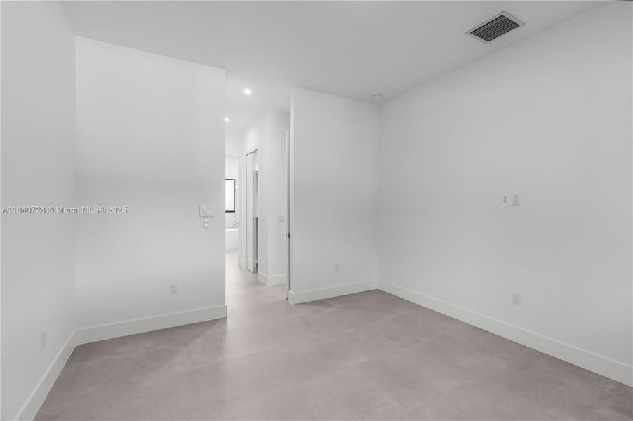 Spacious, unfurnished interior of a new home in , Biscayne Park (Image 39).