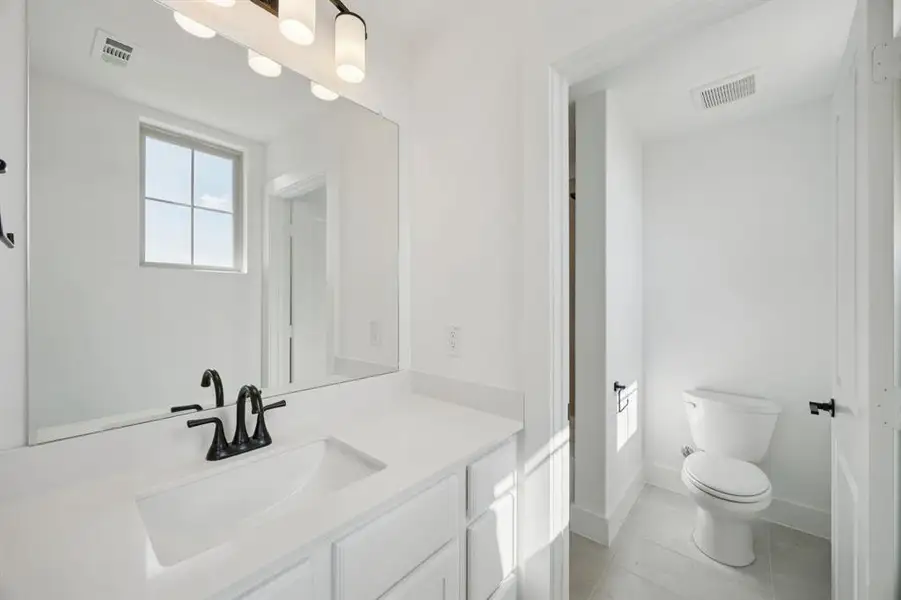 Furnished interior view inside a new home in Lakeway Estates, Waxahachie (Image 9).