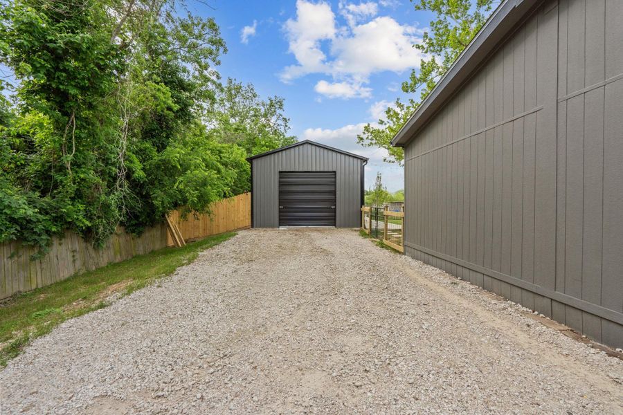 Exterior details and patio area of a home in , Santa Fe (Image 3).