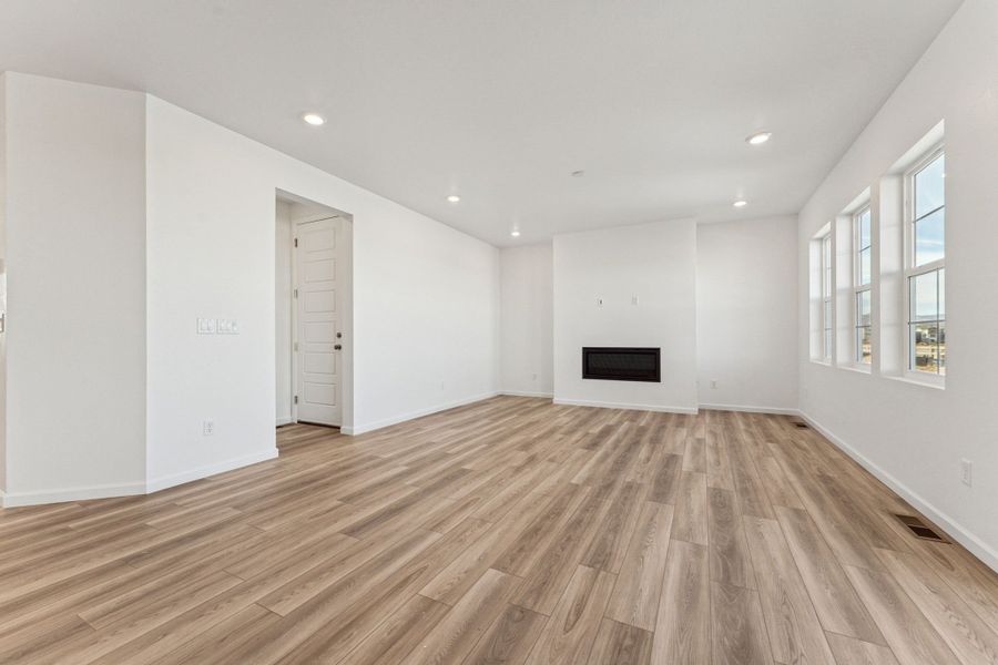 Spacious, unfurnished interior of a new home in Sterling Ranch Ascent Village, Littleton (Image 18).