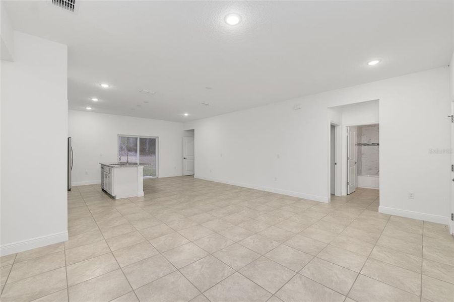 Spacious, unfurnished interior of a new home in , Citrus Springs (Image 36).
