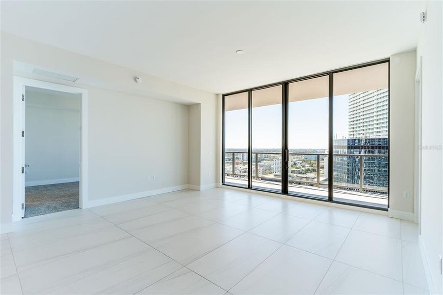 Spacious, unfurnished interior of a new home in , St. Petersburg (Image 21).