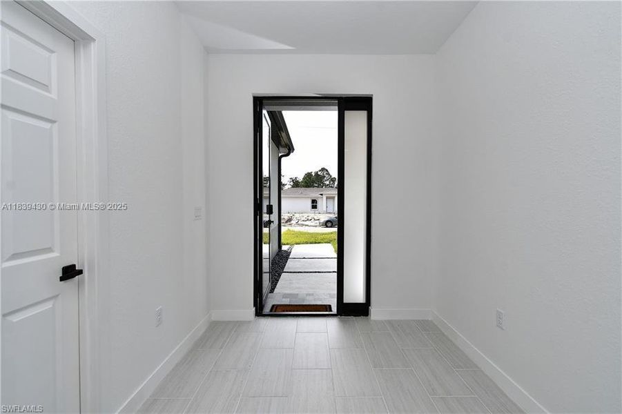 Spacious, unfurnished interior of a new home in , Lehigh Acres (Image 17).