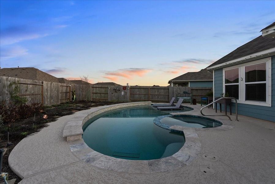 Exterior details and patio area of a home in Mustang Crossing, Alvin (Image 24).