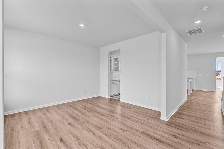 Spacious, unfurnished interior of a new home in Fieldstone, Lexington (Image 19).