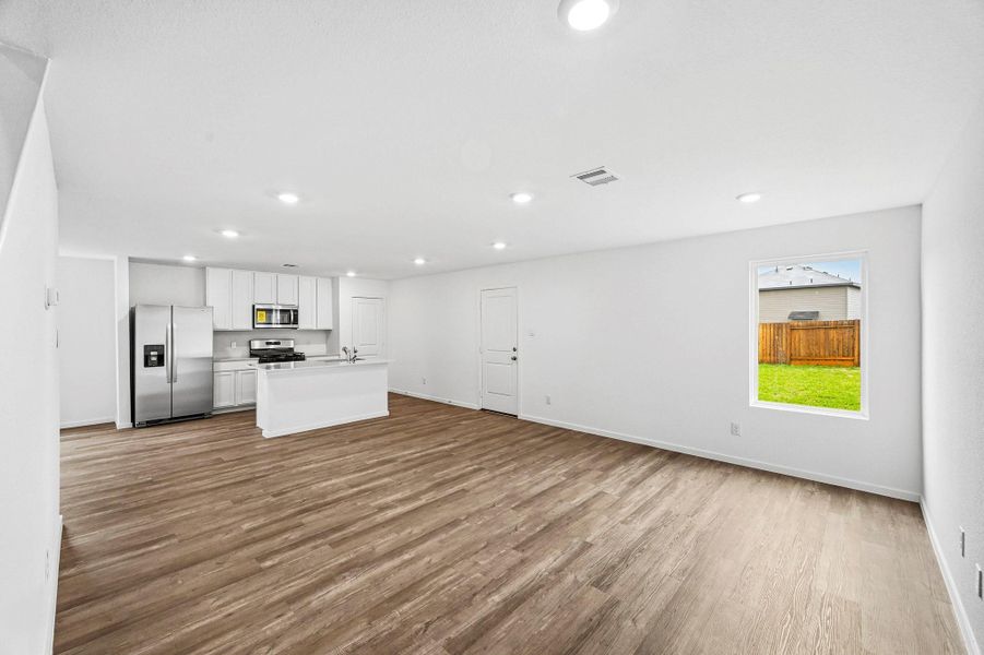 Spacious, unfurnished interior of a new home in Mill Creek, Magnolia (Image 11).