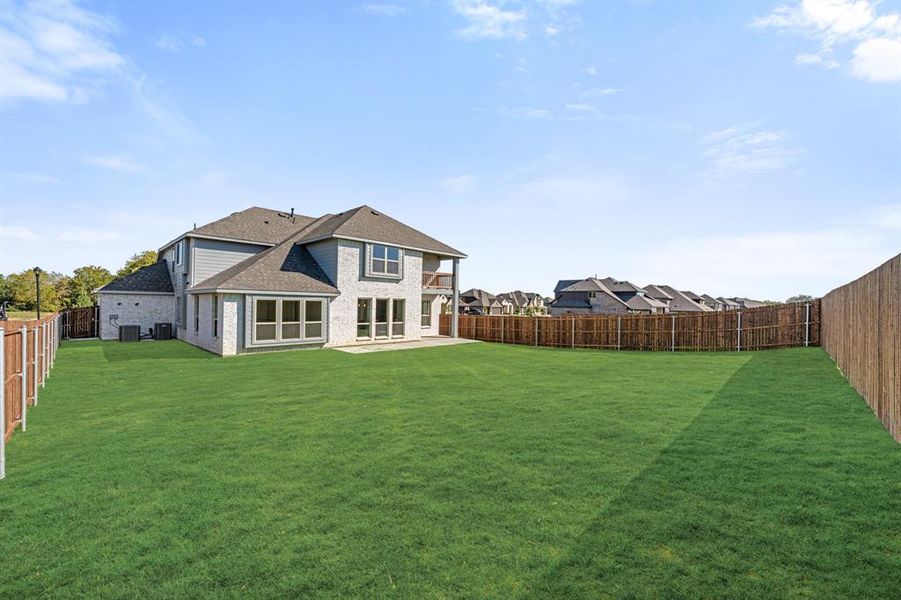 Exterior details and patio area of a home in Hampton Park, Glenn Heights (Image 26).
