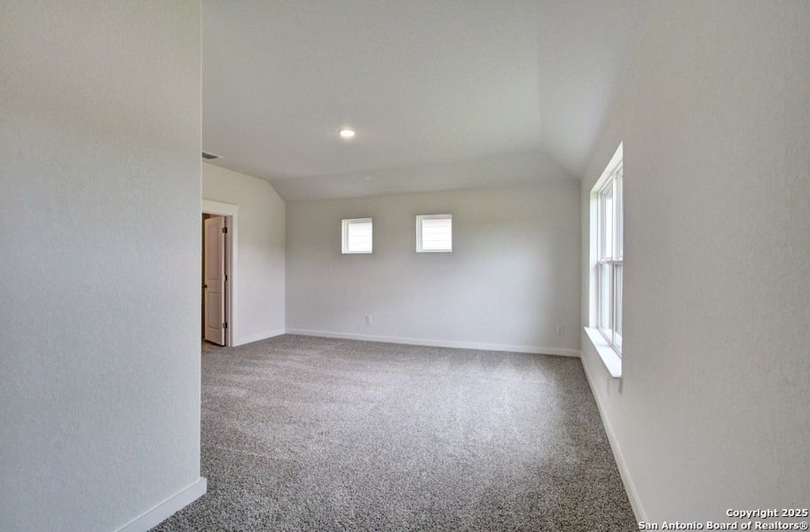 Spacious, unfurnished interior of a new home in Cloud Country, New Braunfels (Image 23).