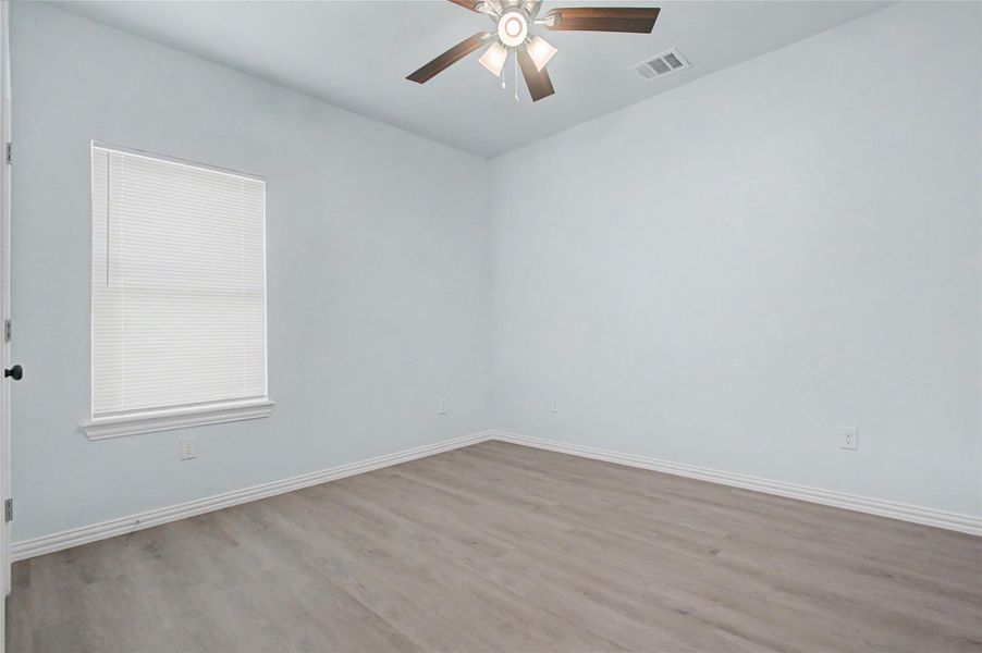 Spacious, unfurnished interior of a new home in , Navasota (Image 26).