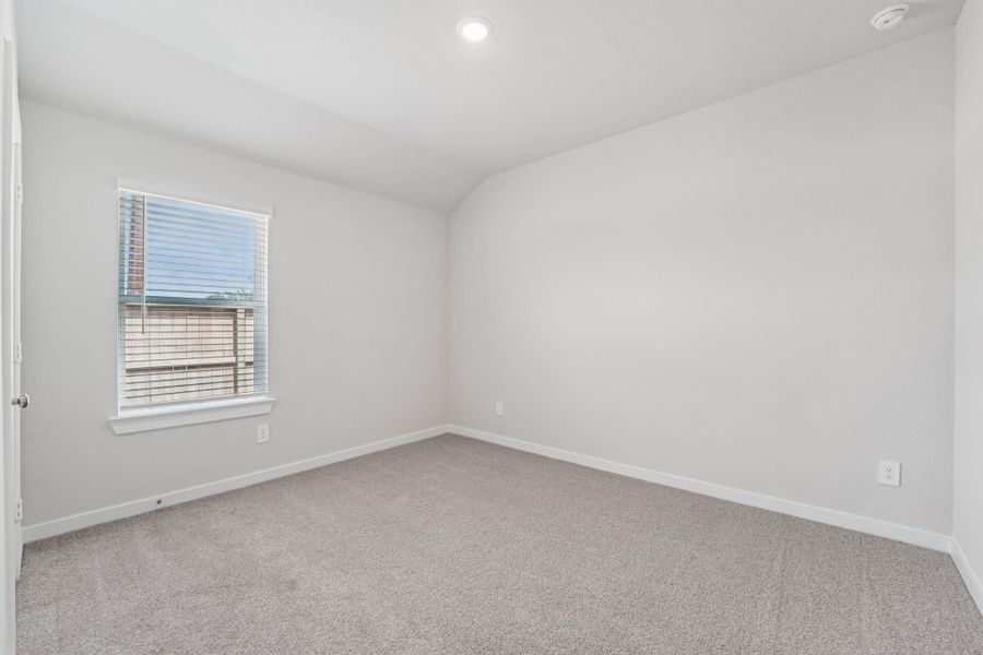 Spacious, unfurnished interior of a new home in Stewart's Ranch, Conroe (Image 37).