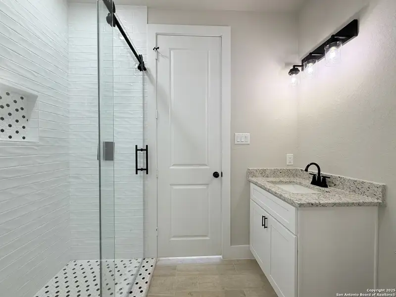 Furnished interior view inside a new home in , La Vernia (Image 12).