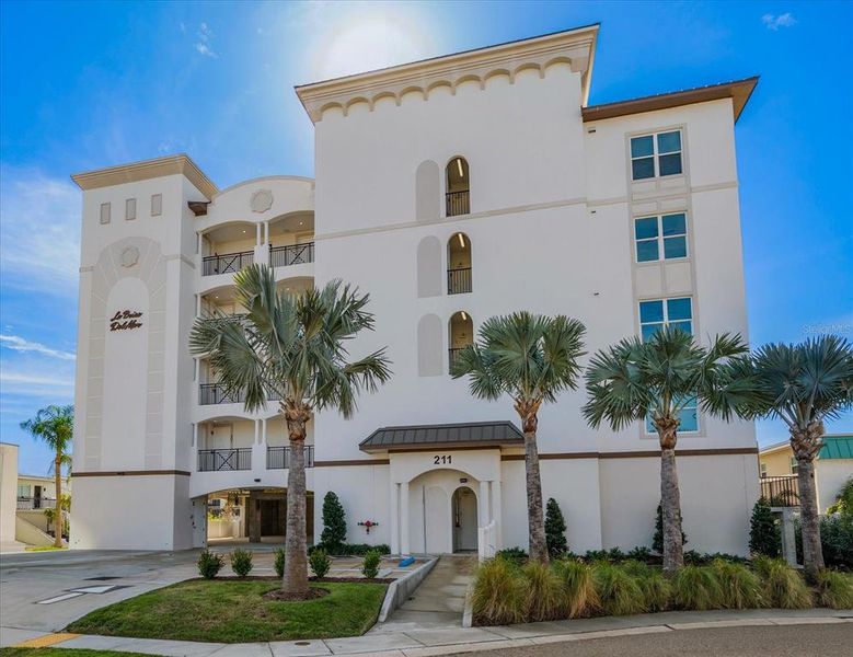 Condo located in Clearwater, FL showcasing its design and architecture (Image 21).
