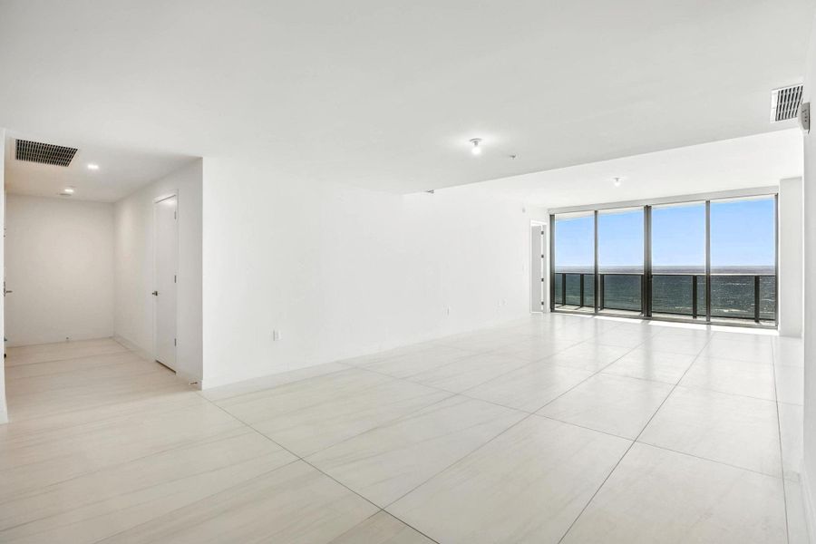 Spacious, unfurnished interior of a new home in Casamar, Pompano Beach (Image 18).