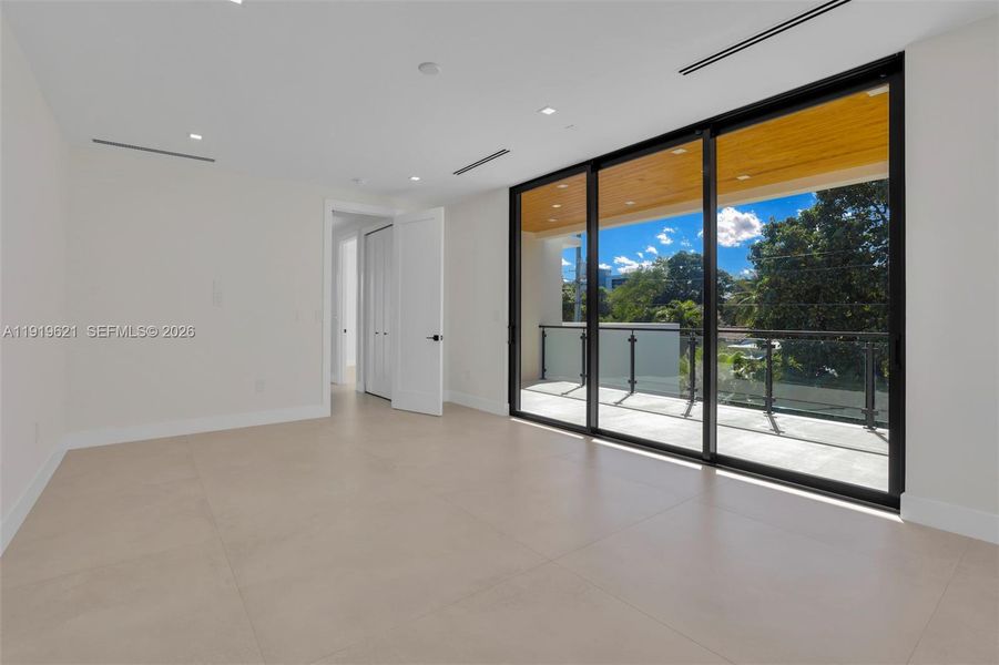 Spacious, unfurnished interior of a new home in , Miami (Image 7).