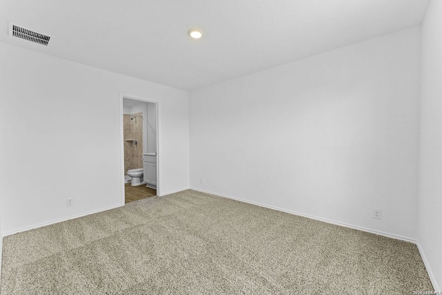 Spacious, unfurnished interior of a new home in Blue Ridge Ranch, San Antonio (Image 9).
