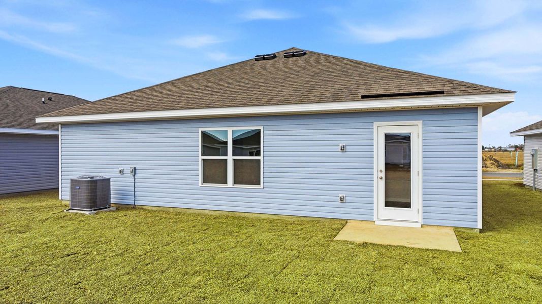 Exterior details and patio area of a home in Liberty, Panama City (Image 3).