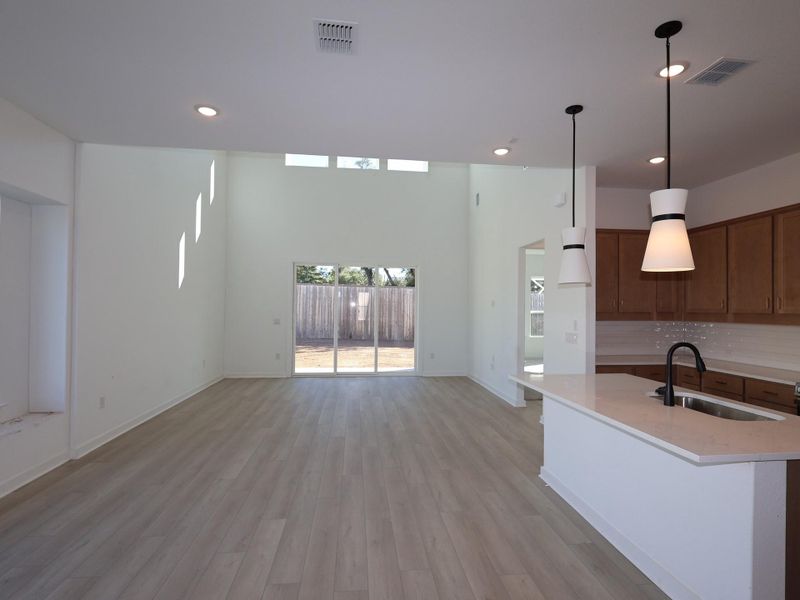 Spacious, unfurnished interior of a new home in Cedar Brook, Leander (Image 8).