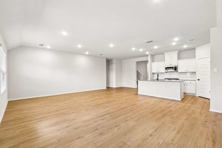 Spacious, unfurnished interior of a new home in Rolling Ridge, Van Alstyne (Image 9).