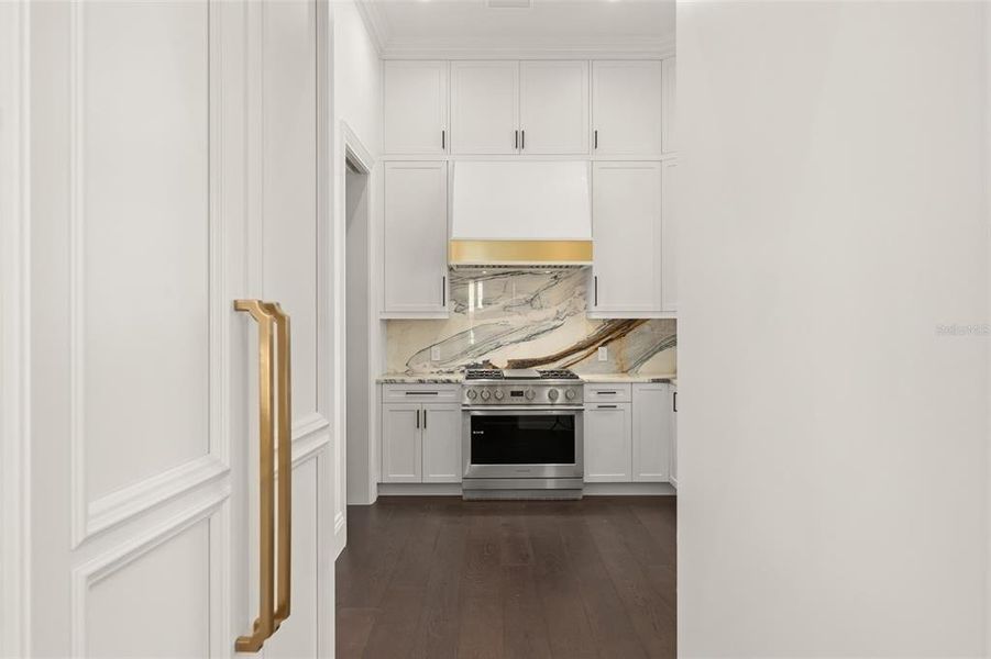 Furnished interior view inside a new home in , Windermere (Image 52).