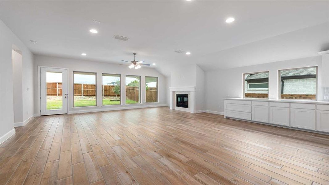 Spacious, unfurnished interior of a new home in Walsh Ranch 55', Fort Worth (Image 17). Spacious, unfurnished interior of a new home in Walsh Ranch 55', Fort Worth (Image 17).