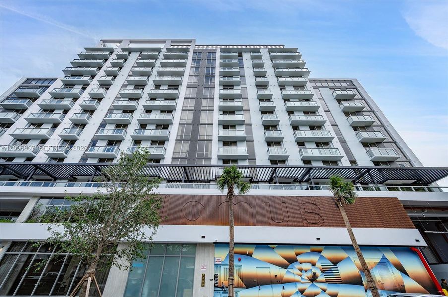 Condo located in Miami, FL showcasing its design and architecture (Image 3).