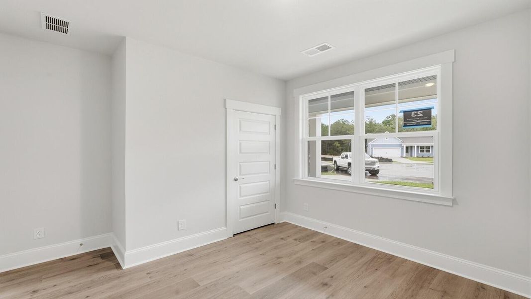 Spacious, unfurnished interior of a new home in Sheep Island, Summerville (Image 30).