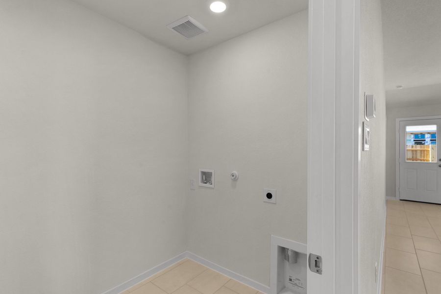 Spacious, unfurnished interior of a new home in Briarwood, Elgin (Image 51).