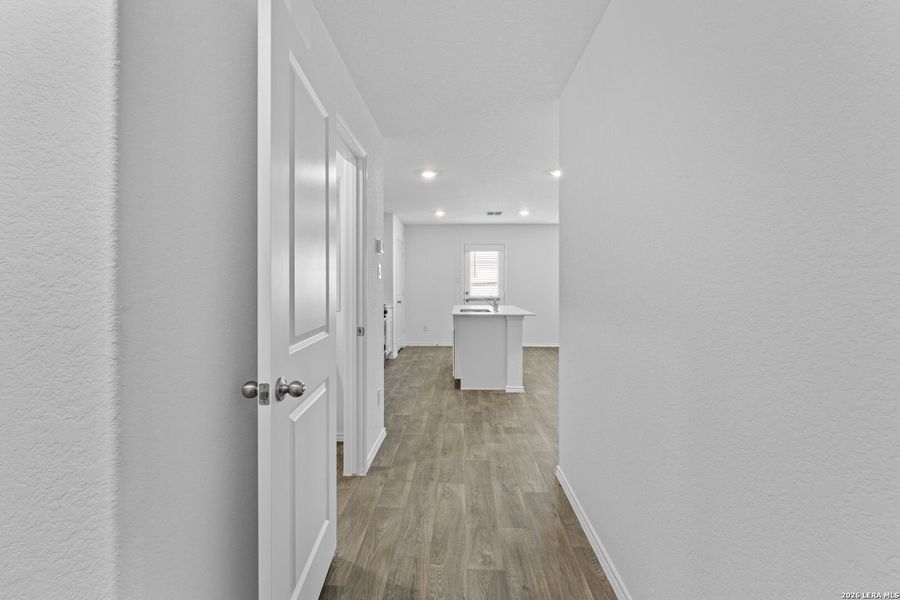 Spacious, unfurnished interior of a new home in Avenida, Converse (Image 10).