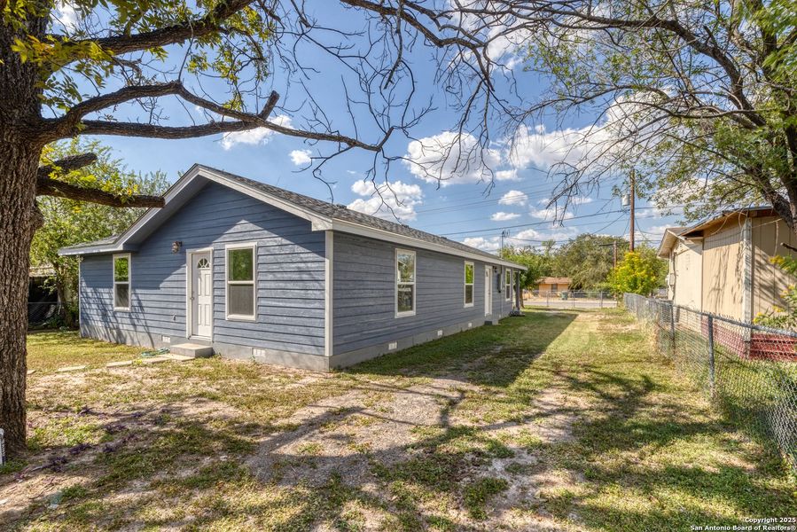 Exterior details and patio area of a home in , Uvalde (Image 4).