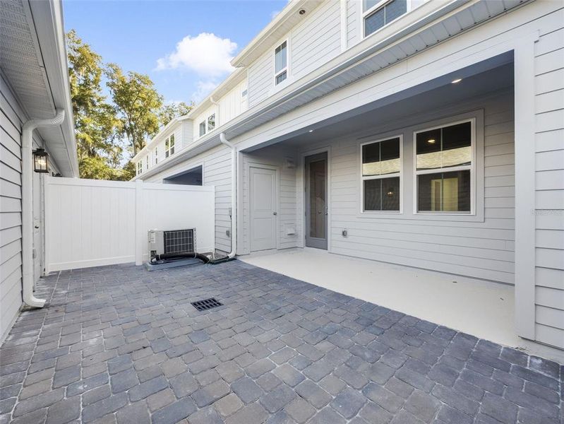 Exterior details and patio area of a home in Aulin Square, Oviedo (Image 3).