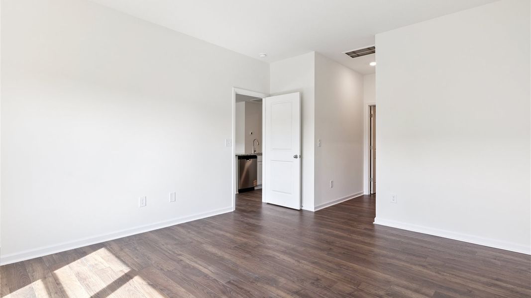 Spacious, unfurnished interior of a new home in Best Farms, Maryville (Image 18).