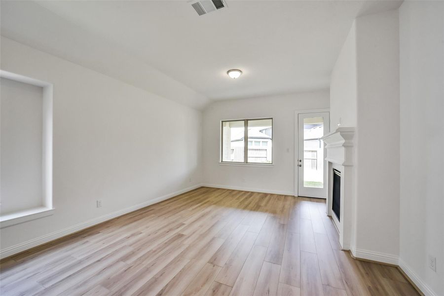 Spacious, unfurnished interior of a new home in Sienna 40', Missouri City (Image 23). Spacious, unfurnished interior of a new home in Sienna 40', Missouri City (Image 23).