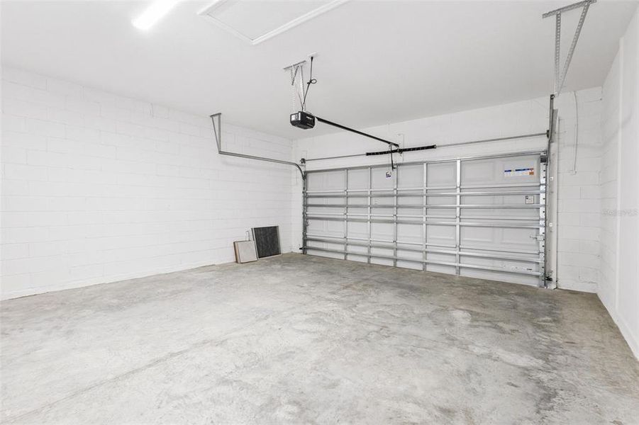 Spacious, unfurnished interior of a new home in Grand Isle, Grand Island (Image 25).