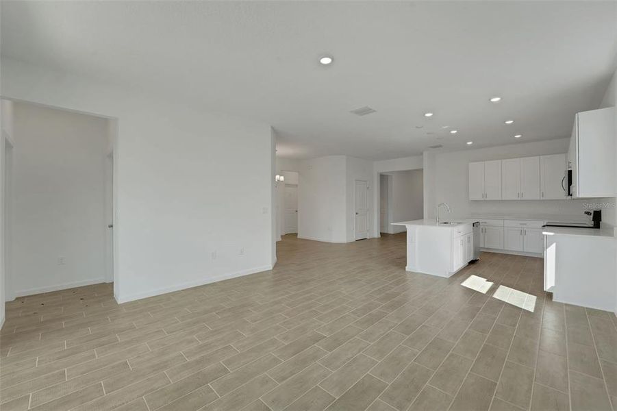 Spacious, unfurnished interior of a new home in Willowbrook North, Winter Haven (Image 13).